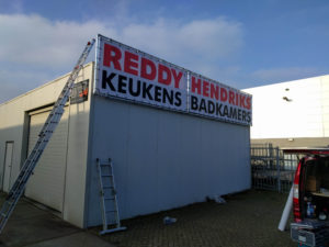 Reddy Keukens zeildoek boven dak uit stekend