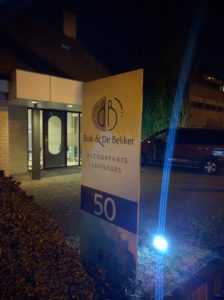 Bolk en de Bekker Accountants zuil belettering