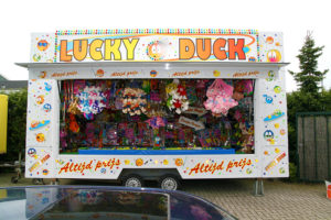 Belettering aanhangwagen kermis Lucky Duck