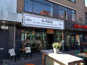 The Mood Logo doek aan gevel